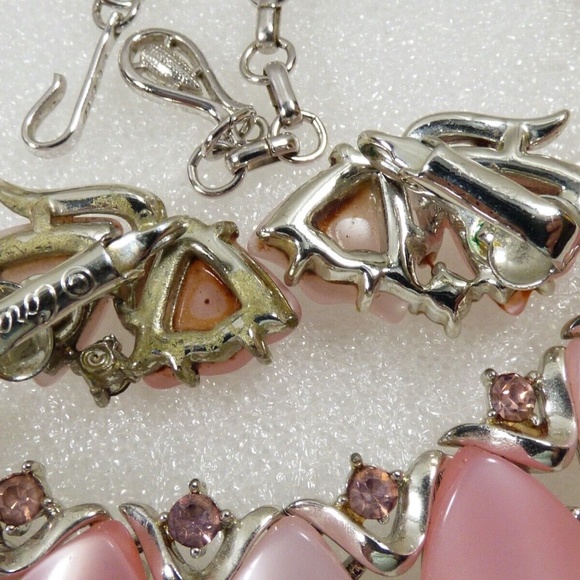 Vintage Coro Pink Thermoset Silver Tone Link Collar Necklace & Clip Earrings Set - Picture 5 of 11